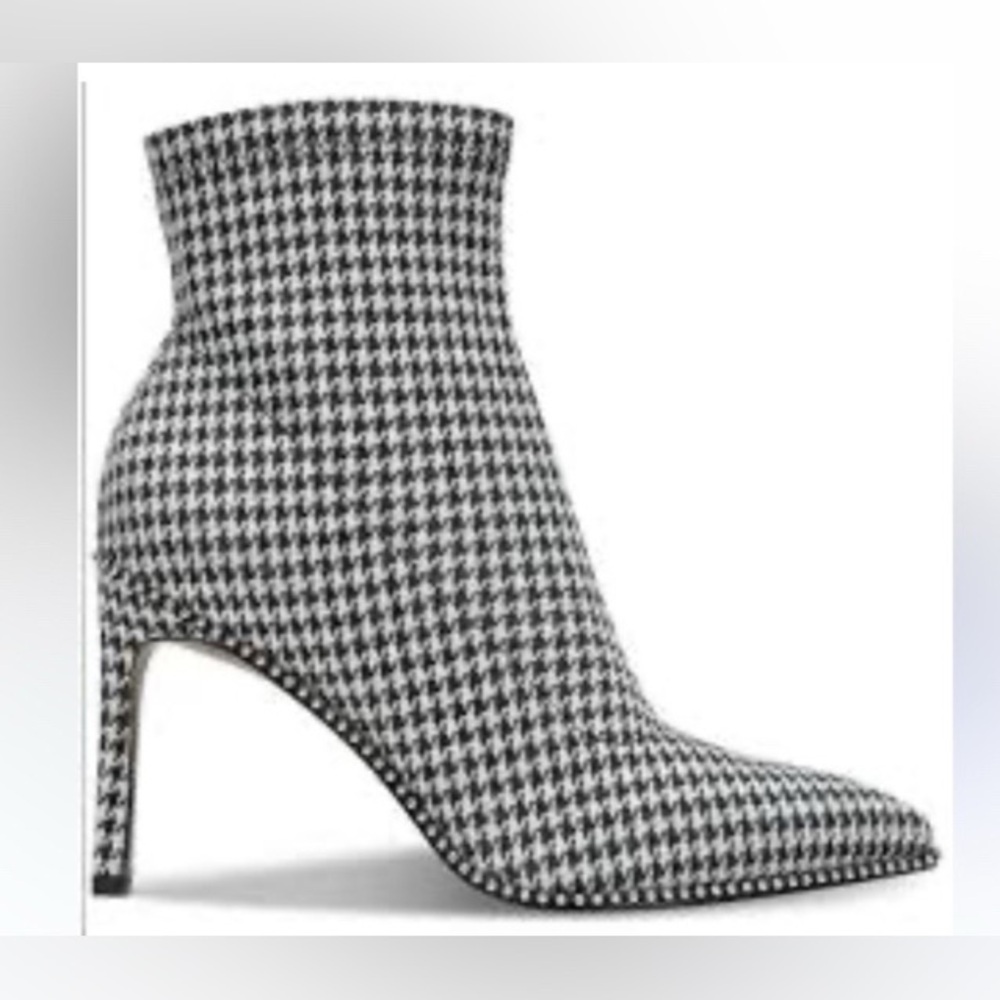 Beautiful booties!  Bar lll, size 7 and 7.5 true to fit! Melaney!​​